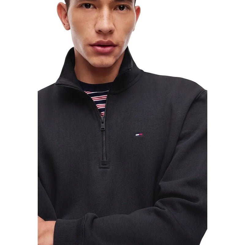 Sweat-shirt Tommy Hilfiger pour homme, en molleton noir à demi-zip, confectionné en coton biologique à la texture subtile et orné du logo drapeau brodé.