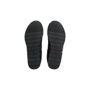 Vue arrière de Tommy Hilfiger Baskets noires pour homme en polyester, avec semelles en caoutchouc noir à motif quadrillé et détails rouges et blancs.