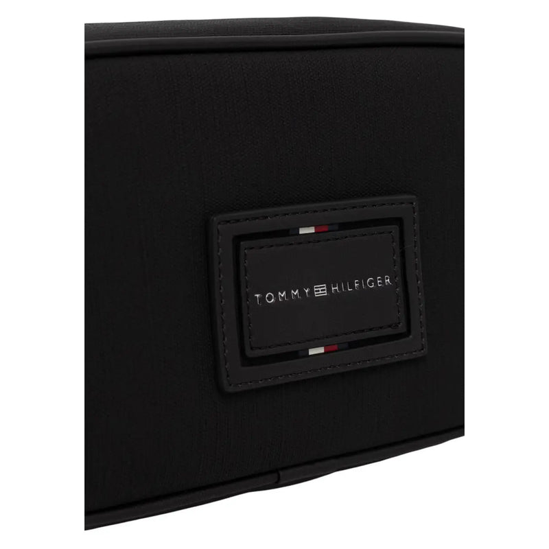 Écusson rectangulaire noir Tommy Hilfiger en polyuréthane, bord cousu, à rayures rouges, blanches et bleues, sur une trousse de toilette pour homme