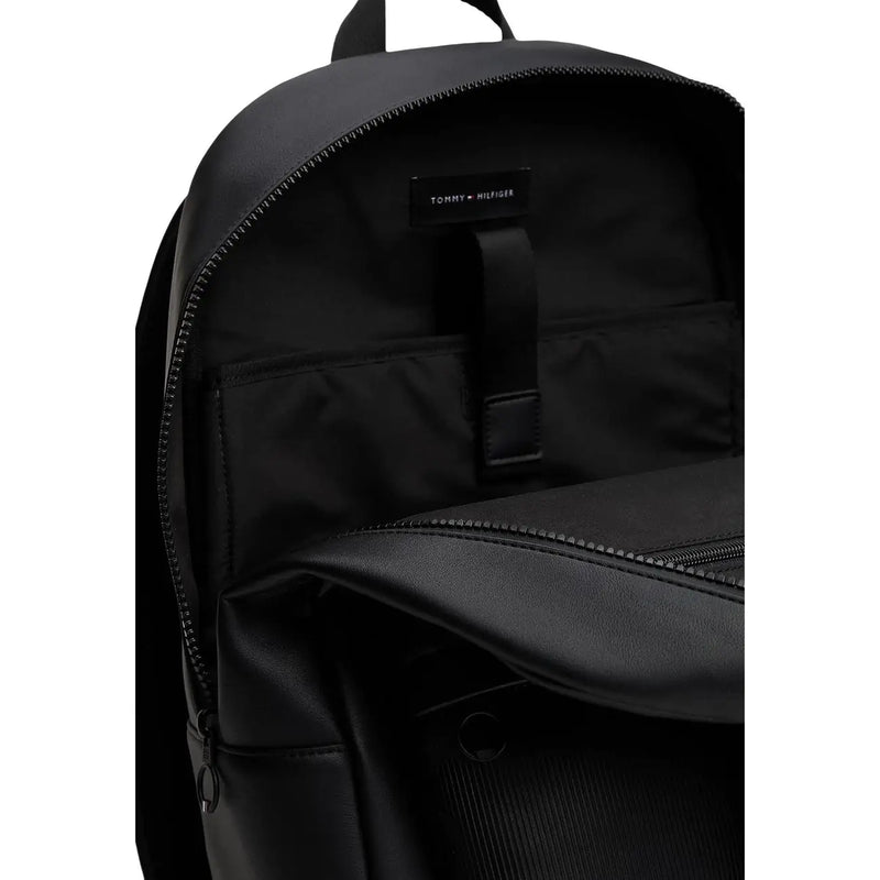 Sac à dos Tommy Hilfiger noir pour homme, au design minimaliste et élégant, et confectionné dans un tissu résistant (30 x 42 x 14 cm).