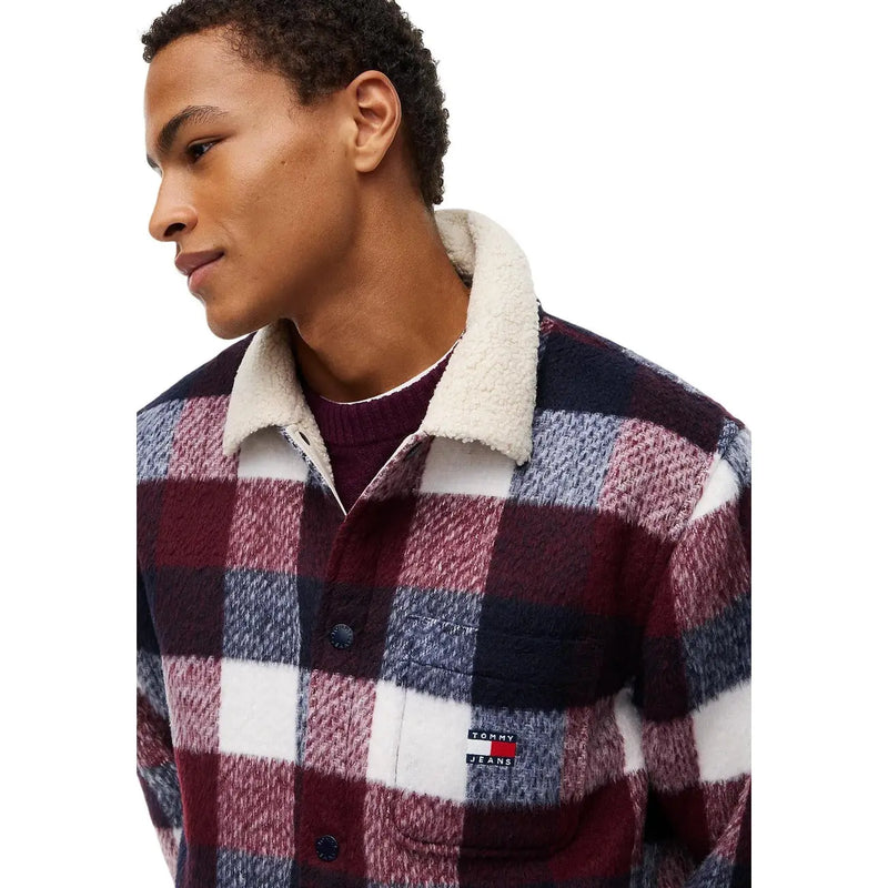 Blazer Tommy Hilfiger pour homme, bleu polyester, hiver, avec une veste en flanelle à carreaux bordeaux, bleu marine et blanc et un col en peau lainée crème.