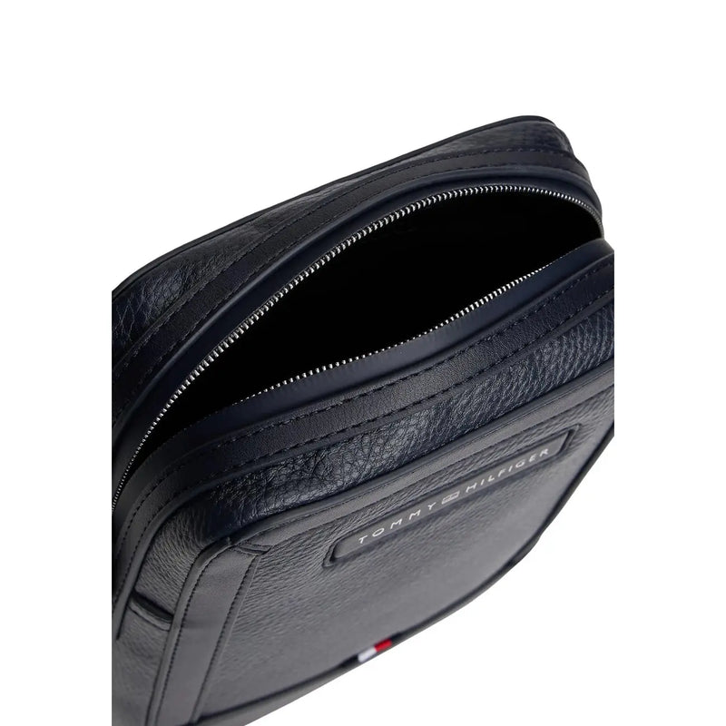 Tommy Hilfiger Sacoche homme bleue Central Mini Reporter en cuir texturé noir avec fermeture éclair argentée et plaque logo de la marque
