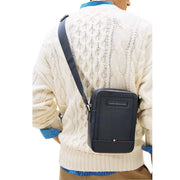 Sac bandoulière en cuir bleu marine avec Tommy Hilfiger mini sac de reporter de 20 cm avec plaque logo et emblème drapeau rouge, blanc et bleu