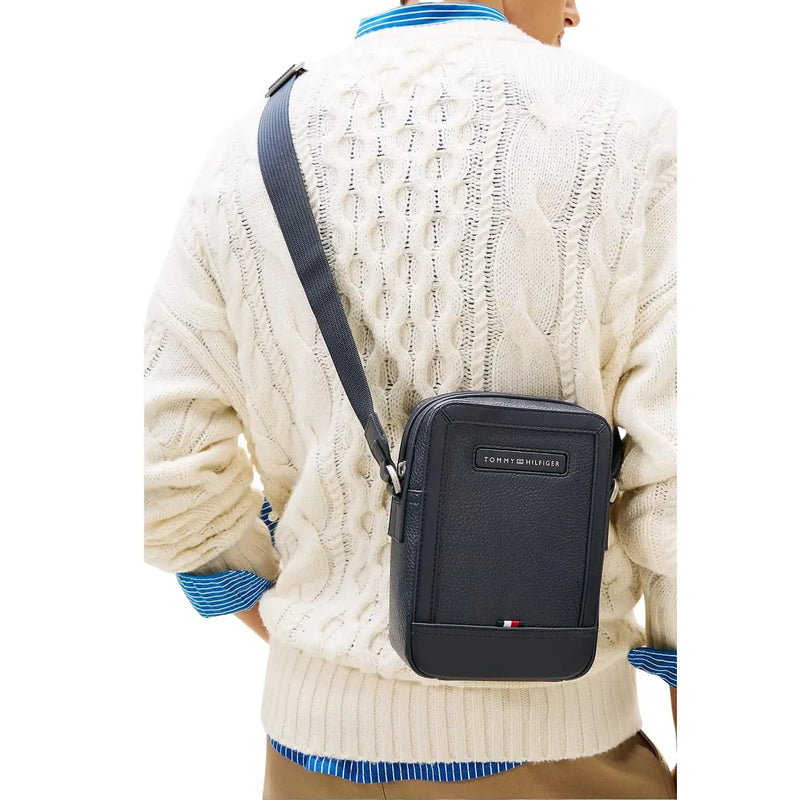 Sac bandoulière en cuir bleu marine avec Tommy Hilfiger mini sac de reporter de 20 cm avec plaque logo et emblème drapeau rouge, blanc et bleu