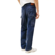 Pantalon cargo Tommy Hilfiger pour homme en denim de coton biologique bleu, avec grandes poches plaquées et étiquette de marque en cuir marron.