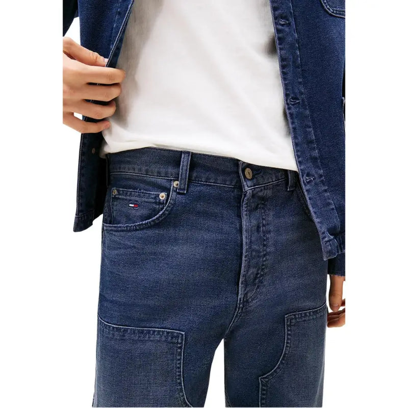 Jean Tommy Hilfiger bleu foncé pour homme en coton biologique, référence DM0DM21195, coupe classique cinq poches et coutures apparentes.