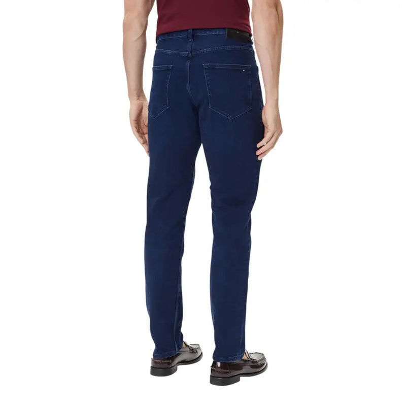 Tommy Hilfiger Jean slim en coton bio bleu pour homme, avec poches arrière classiques et couleur bleu foncé.