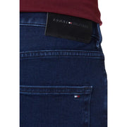 Jean en denim bleu foncé de coton biologique avec une étiquette noire Tommy Hilfiger à la taille et le logo emblématique