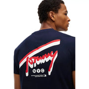 Tommy Hilfiger T-shirt homme en coton bio bleu marine avec logo rouge, blanc et noir audacieux et inscription « NYC ».