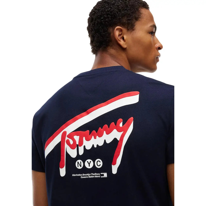 Tommy Hilfiger T-shirt homme en coton bio bleu marine avec logo rouge, blanc et noir audacieux et inscription « NYC ».