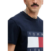 T-shirt Tommy Hilfiger pour homme, bleu marine, en coton bio, orné du logo drapeau blanc, rouge et bleu marine sur la poitrine.