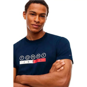 T-shirt Tommy Hilfiger bleu marine pour homme en coton biologique avec logo blanc et rouge sur le devant