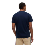 Vue arrière d'un bleu marine Tommy Hilfiger T-shirt homme en coton bio avec un petit logo brodé dans le bas du dos