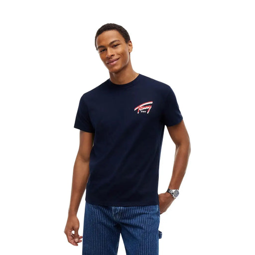T-shirt Tommy Hilfiger pour homme en coton biologique bleu marine avec logo rouge, blanc et bleu marine sur la poitrine gauche.