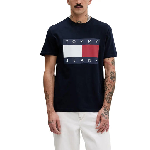 T-shirt Tommy Hilfiger bleu marine pour homme en coton bio, orné du logo drapeau blanc et rouge sur la poitrine.