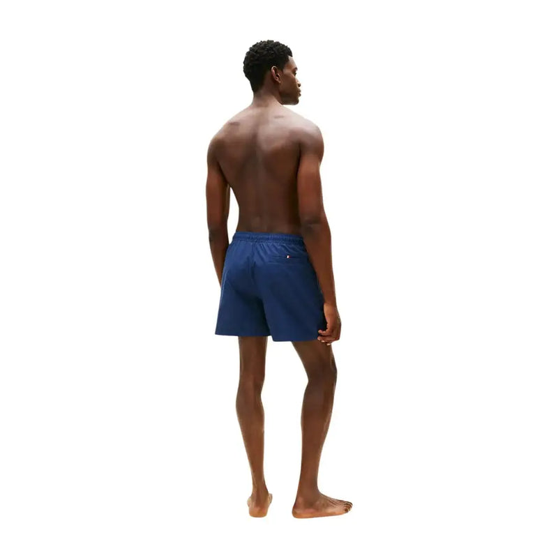 Short de bain bleu marine en polyester avec petit logo à la taille et cordon de serrage par Tommy Hilfiger pour hommes taille moyenne