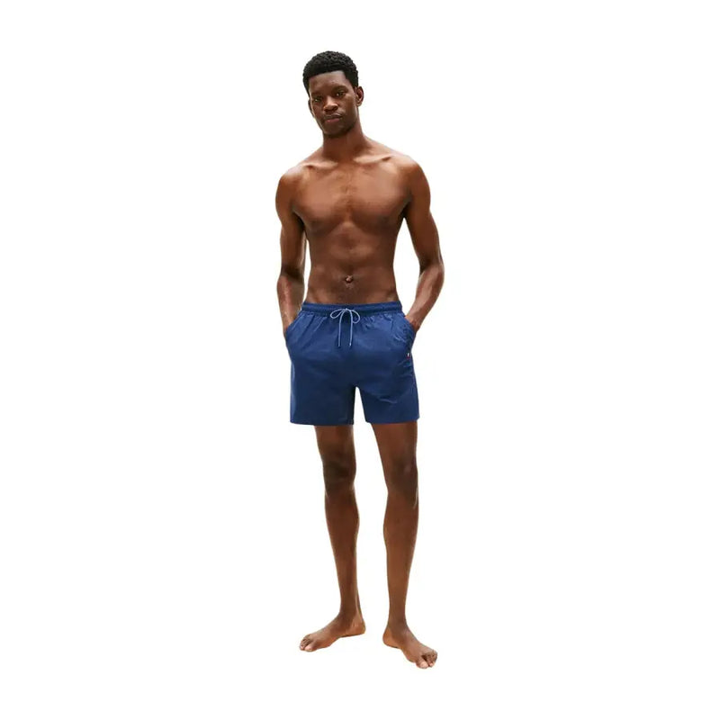 Tommy Hilfiger Short de bain homme bleu en polyester avec cordon de serrage blanc et poches latérales, taille moyenne