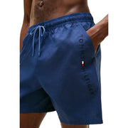 Tommy Hilfiger Short de bain bleu en polyester pour homme, avec tissu texturé et cordon de serrage assorti.