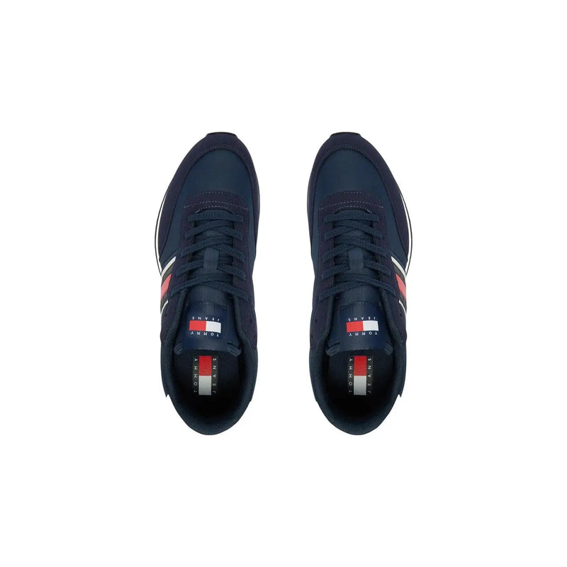 Baskets Tommy Hilfiger pour homme, bleu marine, en polyester avec des rayures rouges, blanches et grises sur les côtés.