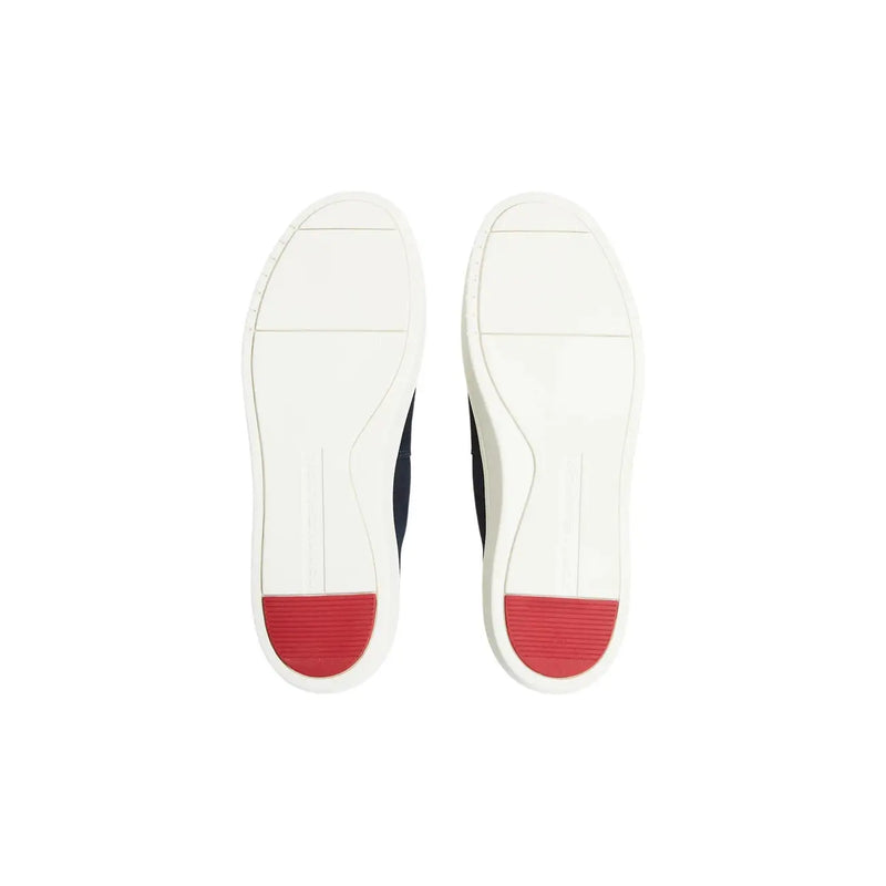 Mocassins Tommy Hilfiger pour homme en daim bleu, à enfiler, avec semelles en caoutchouc blanc et rouge et design minimaliste sur baskets noires