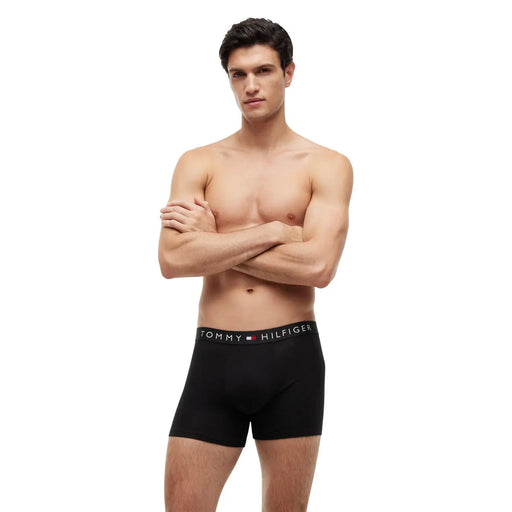 Boxer noir Tommy Hilfiger pour homme en coton biologique avec ceinture côtelée ornée du logo et d'un emblème drapeau.