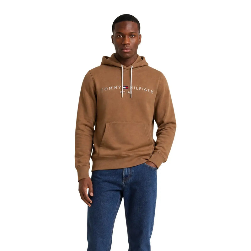 Sweat à capuche Tommy Hilfiger pour homme, en coton marron, avec cordons de serrage blancs et poche avant.