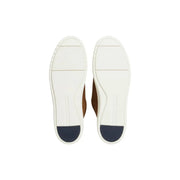 Tommy Hilfiger Mocassins pour homme en daim marron avec semelles en caoutchouc blanc et renforts de talon bleu marine, vus de l'arrière