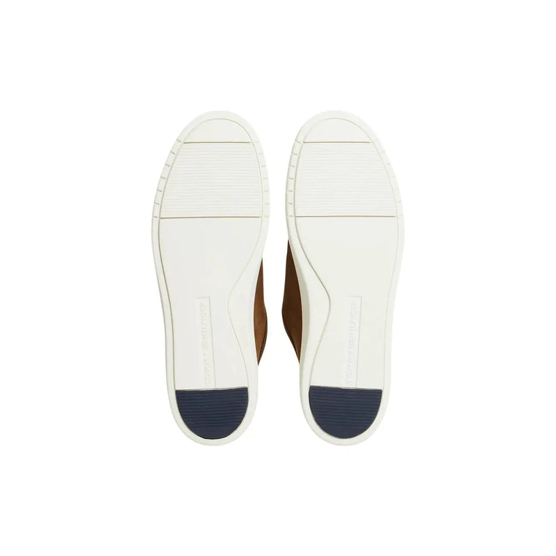 Tommy Hilfiger Mocassins pour homme en daim marron avec semelles en caoutchouc blanc et renforts de talon bleu marine, vus de l'arrière