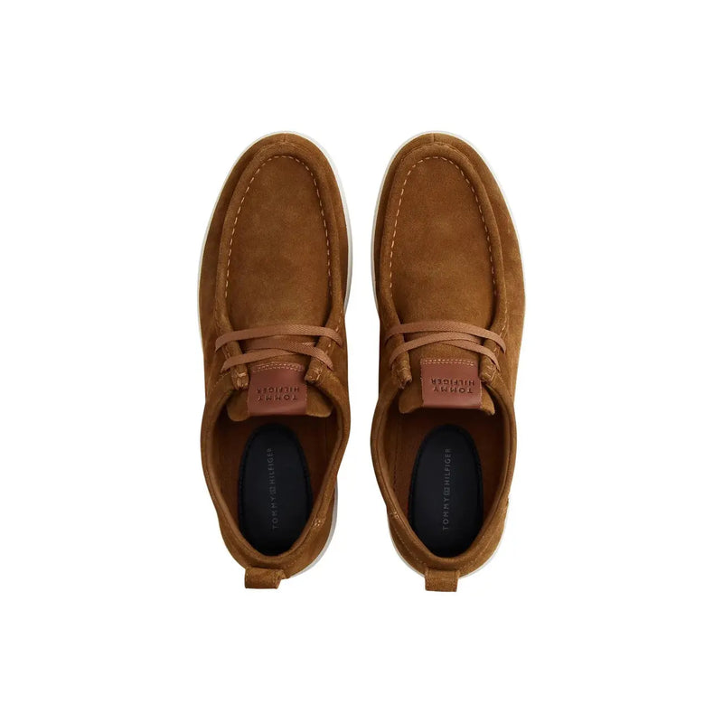 daim beige Tommy Hilfiger Bottines chukka à lacets assortis et semelle en caoutchouc blanc pour hommes, mocassins marron à enfiler