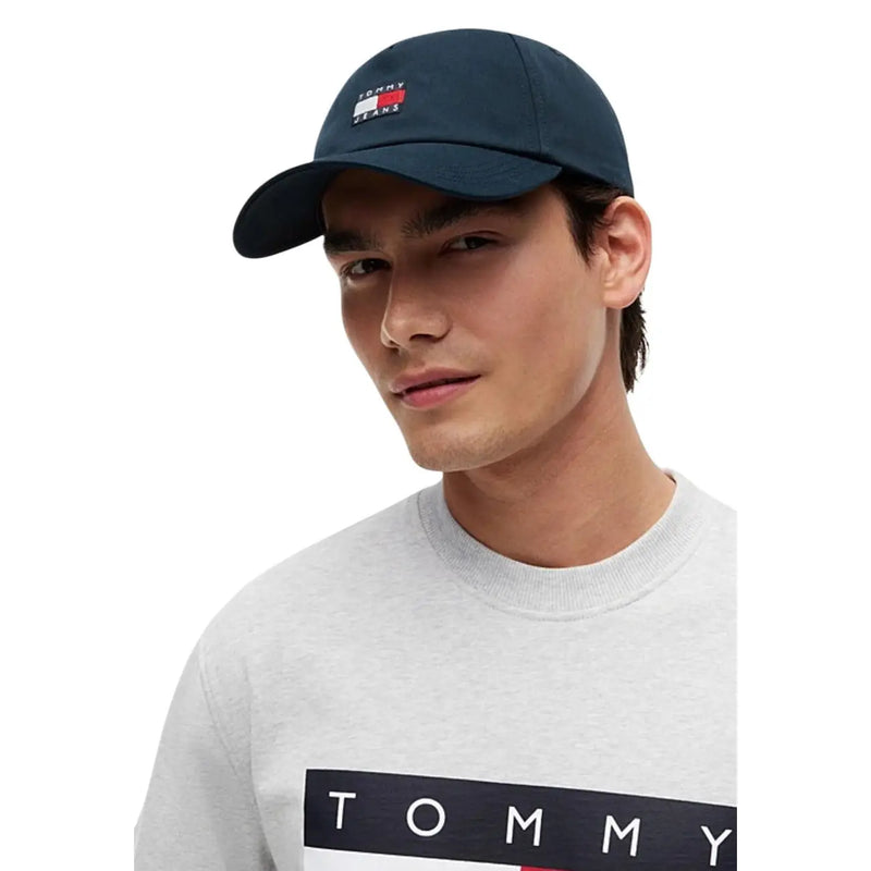 Casquette Tommy Hilfiger bleu marine pour homme, en coton biologique, avec écusson logo rouge, blanc et bleu et boucle réglable.