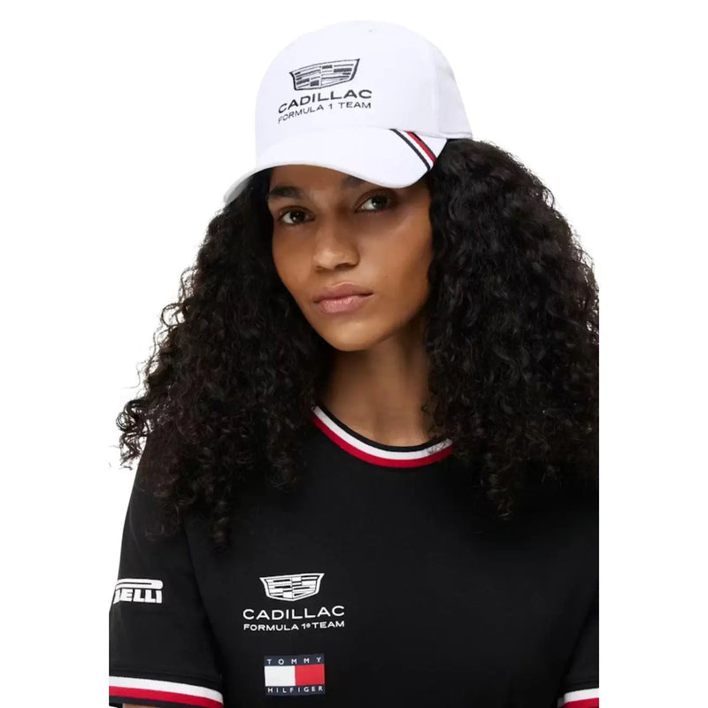 Tommy Hilfiger Casquette réplique blanche en polyester pour homme, avec logo Cadillac noir et visière à rayures rouges et bleues.