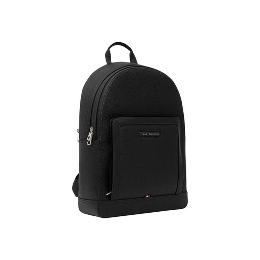 Sac à dos Tommy Hilfiger pour homme, modèle Central, en cuir texturé noir, avec poche avant zippée et finitions argentées.