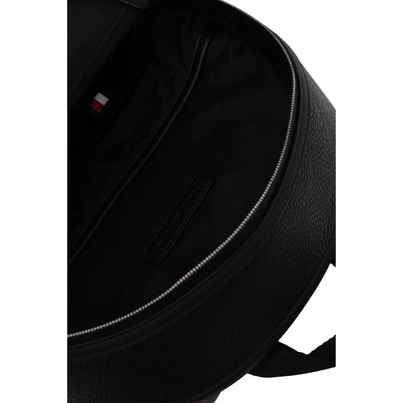 Tommy Hilfiger Sac à dos homme Central en polyuréthane noir texturé avec fermeture éclair argentée discrète et petite étiquette de marque à l'intérieur