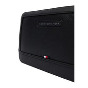 Pochette Tommy Hilfiger en cuir noir texturé avec logo discret en relief et étiquette drapeau signature, taille W27. Pochette en polyuréthane.
