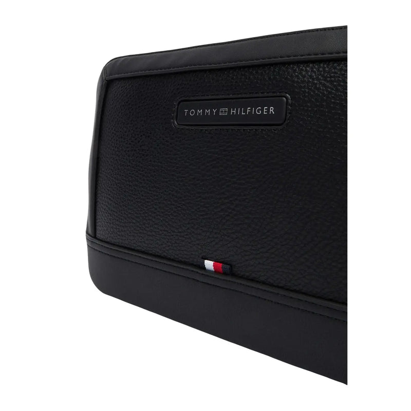 Pochette Tommy Hilfiger en cuir noir texturé avec logo discret en relief et étiquette drapeau signature, taille W27. Pochette en polyuréthane.