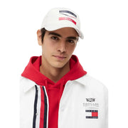 Casquette de baseball Tommy Hilfiger pour homme, blanche, en polyester à chevrons, avec écussons logo rouges et noirs.