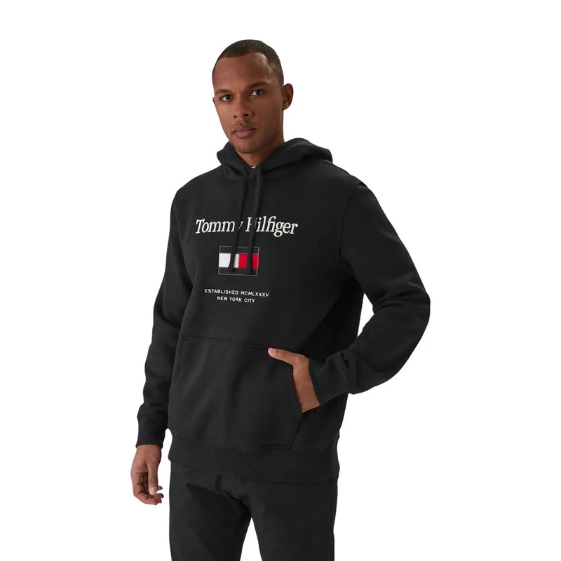 Sweat-shirt noir Tommy Hilfiger pour homme en mélange de coton, orné d'un logo blanc et d'un drapeau sur la poitrine.