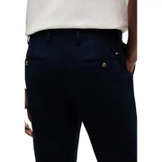 bleu marine Tommy Hilfiger Pantalon en coton pour homme, coupe Denton, avec boutons dorés et tissage texturé subtil.