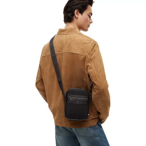 Sac bandoulière Calvin Klein noir en cuir texturé au design minimaliste et élégant, vu de dos
