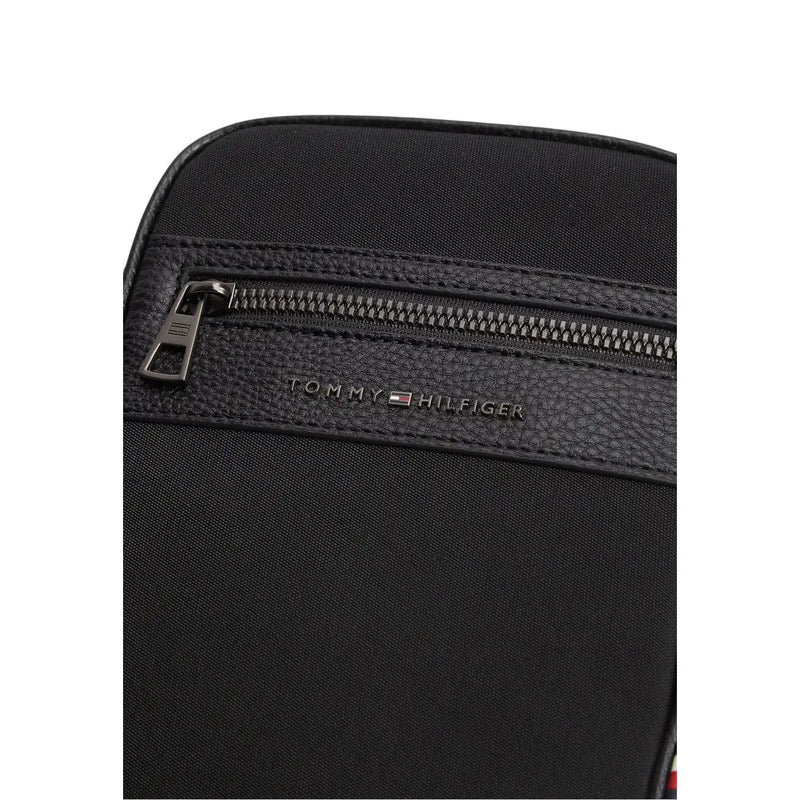Tommy Hilfiger Sac bandoulière mini reporter pour homme en similicuir noir avec finitions en cuir texturé et fermeture éclair.