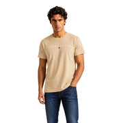 Tommy Hilfiger beige pour hommes t-shirt avec un logo blanc discret et un emblème de drapeau, confectionné en coton biologique, coupe classique
