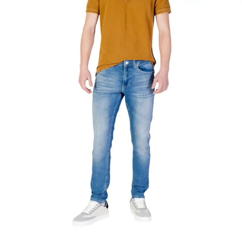 Jean Tommy Hilfiger pour homme, coupe slim, en denim bleu délavé, avec poches simples à l'avant et à l'arrière visibles de dos.