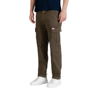 Jean Tommy Hilfiger pour homme, vert olive, en coton biologique, avec de multiples poches cargo et un écusson logo sur la cuisse.