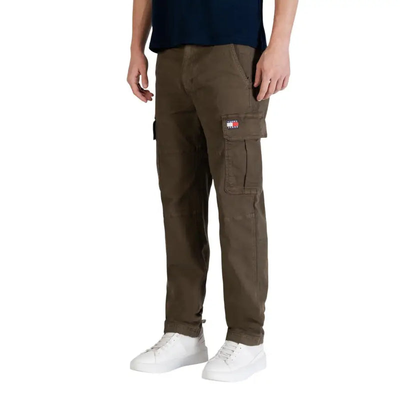 Jean Tommy Hilfiger pour homme, vert olive, en coton biologique, avec de multiples poches cargo et un écusson logo sur la cuisse.