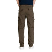 Pantalon cargo marron à poches multiples et tissu résistant, porté avec un jean Tommy Hilfiger pour homme et un pantalon vert en coton bio.