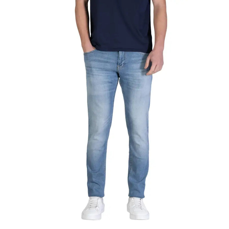Tommy Hilfiger Jean slim bleu clair pour homme, en coton biologique stretch avec un délavage subtil.
