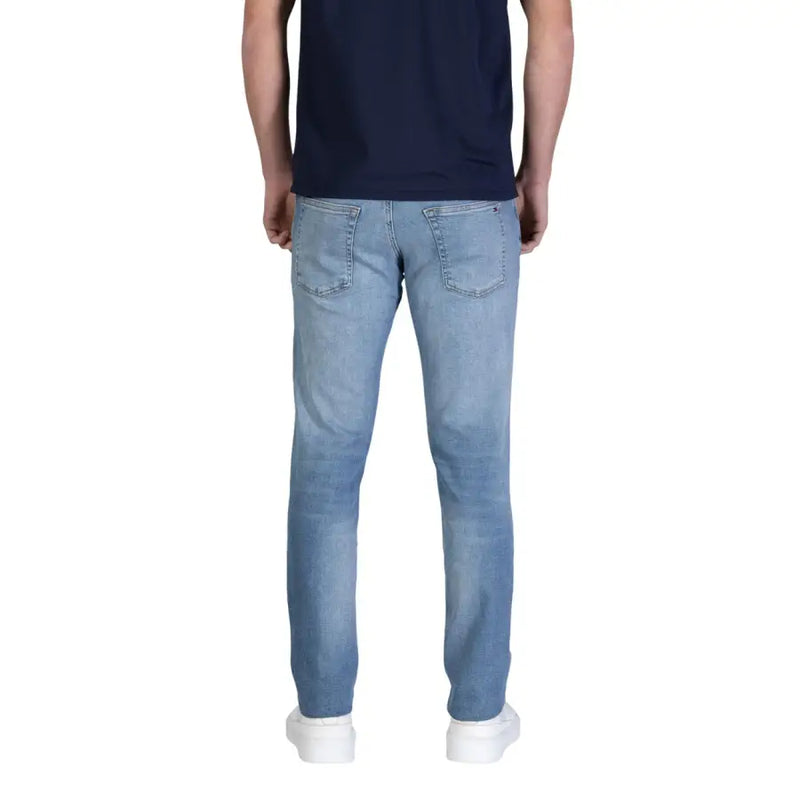 Jean Tommy Hilfiger pour homme, bleu clair, coupe slim, en coton biologique, avec poches classiques et délavage subtil (face arrière).