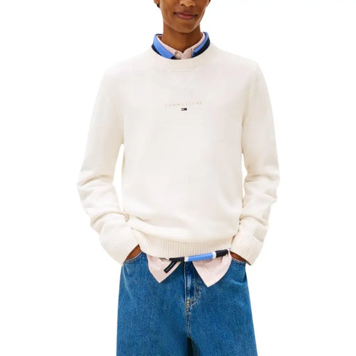 Pull Tommy Hilfiger pour homme, couleur crème, en maille de coton biologique, col rond, avec broderie dorée discrète sur la poitrine.
