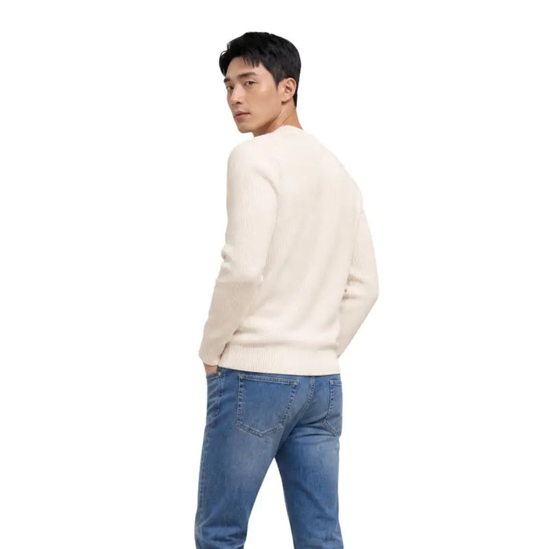 Pull en maille côtelée couleur crème, confectionné en coton biologique, avec un col rond. Tommy Hilfiger tricots pour hommes