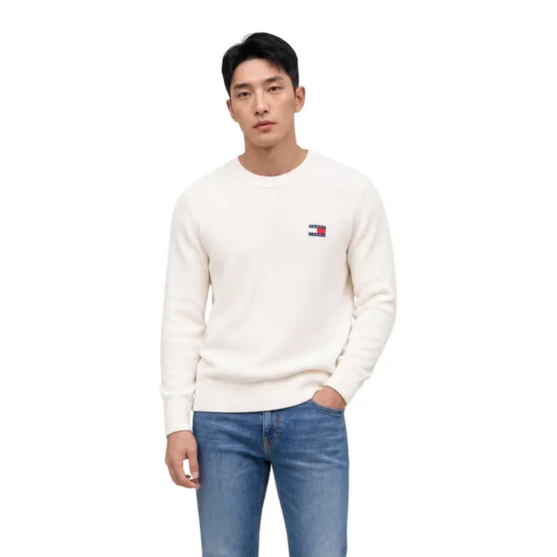 Pull Tommy Hilfiger pour homme, couleur crème, en maille à col rond, orné d'un petit logo drapeau brodé, confectionné en coton biologique.